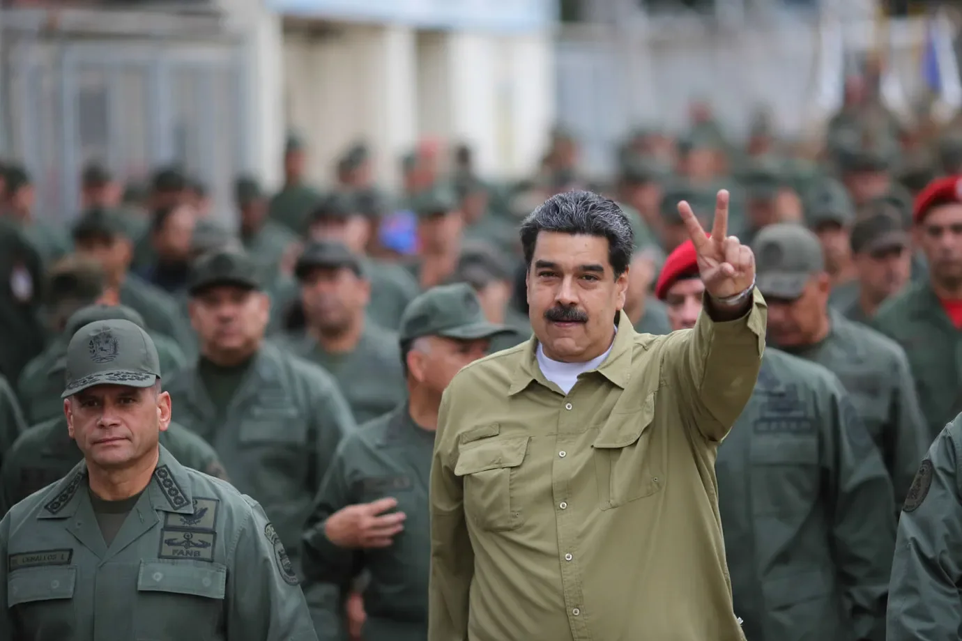 Crescente Tensão entre EUA e Venezuela: Reforço Militar e Planos de Fuga de Maduro