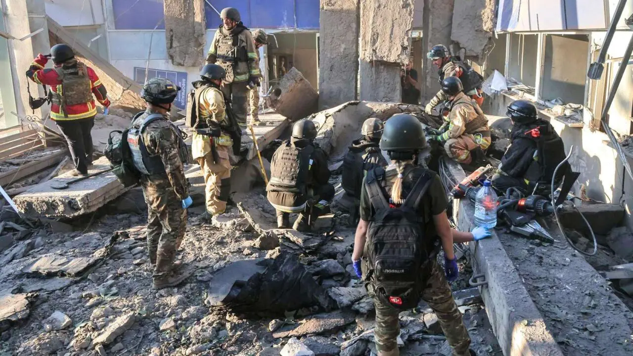 Guerra na Ucrânia hoje: ataques intensos, negociações travadas e pressão por um acordo